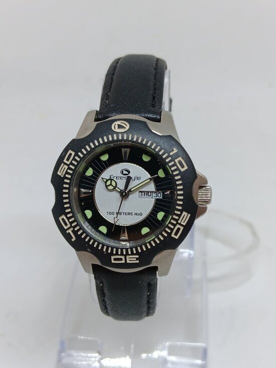 VINTAGE 1990s Freestyle Betty Shark X77601 Women\'s 30mm Quartz Day / Date Watch main image 10